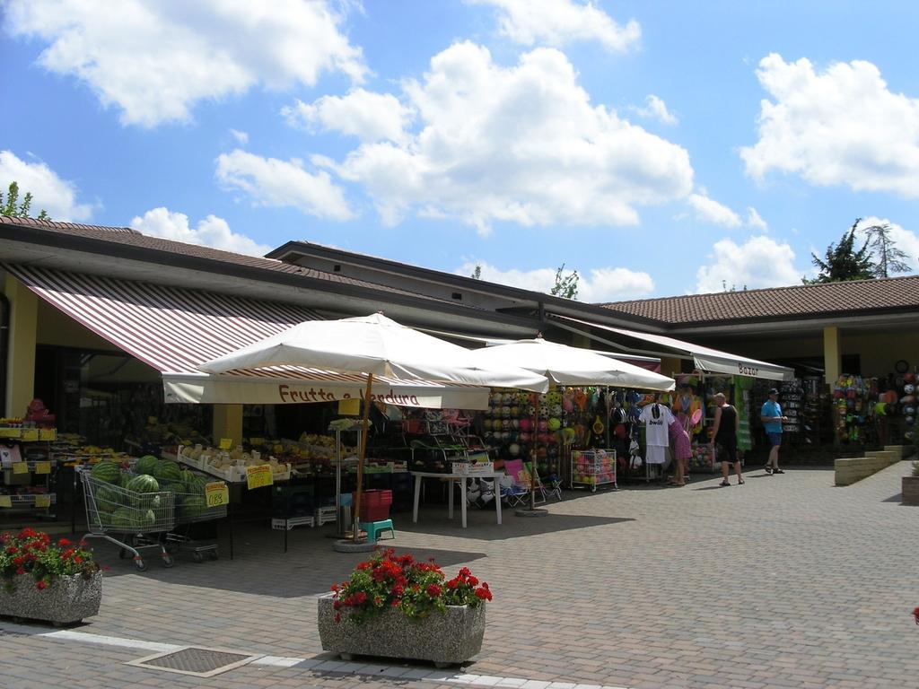 Camping Bella Italia Peschiera del Garda Exterior photo
